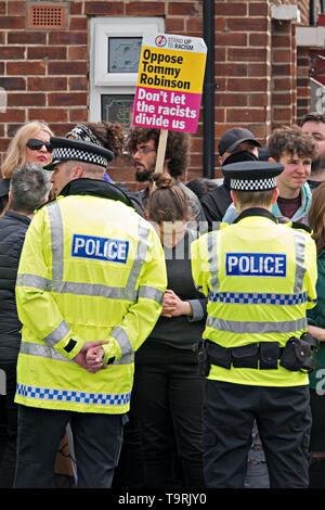 Il controllo di polizia una folla di anti Tommy Robinson i manifestanti che egli le campagne in Bootle Liverpool Regno Unito per l'Euro MEP elezioni. Foto Stock