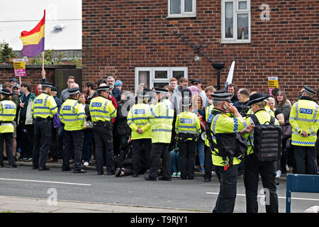 Il controllo di polizia una folla di anti Tommy Robinson i manifestanti che egli le campagne in Bootle Liverpool Regno Unito per l'Euro MEP elezioni. Foto Stock