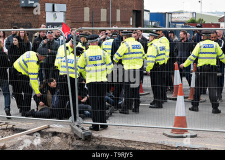 Il controllo di polizia una folla di anti Tommy Robinson i manifestanti che egli le campagne in Bootle Liverpool Regno Unito per l'Euro MEP elezioni. Foto Stock