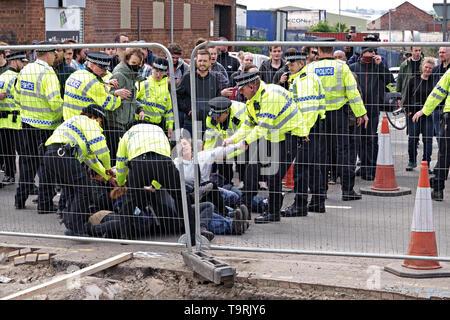 Il controllo di polizia una folla di anti Tommy Robinson i manifestanti che egli le campagne in Bootle Liverpool Regno Unito per l'Euro MEP elezioni. Foto Stock