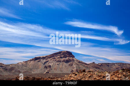 Tenerife, vista dal sentiero per il vertice verso il bordo della caldera Las Canadas del Teide Foto Stock