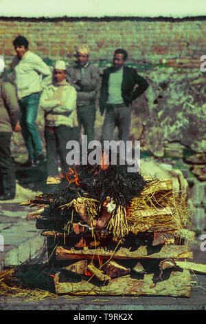 La cremazione a ghats del fiume Bagmati, fotografia analogica Foto Stock