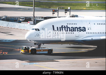 L'aeroporto di Francoforte, Germania, Aprile 2019. La parte anteriore della enorme Airbus A380 di Lufthansa. Foto Stock