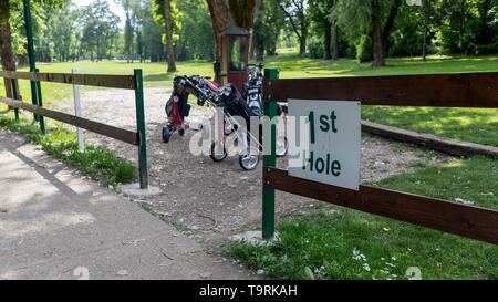 Ada Campo da Golf, Belgrado, Serbia, 12 Maggio 2019: le sacche da golf su carrelli schierate intorno al primo foro Foto Stock