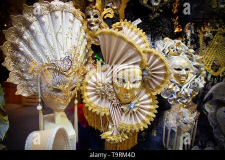 Ornano le maschere veneziane. Foto Stock