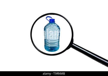 Bottiglia grande di acqua minerale isolato su uno sfondo bianco, vista attraverso una lente di ingrandimento Foto Stock