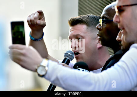 Tommy Robinson (Stephen Yaxley-Lennon) parla di una folla di suoi sostenitori al di fuori del Vecchio Bailey dopo essere stato detto che si troverà di fronte ad un nuovo processo per il disprezzo Foto Stock