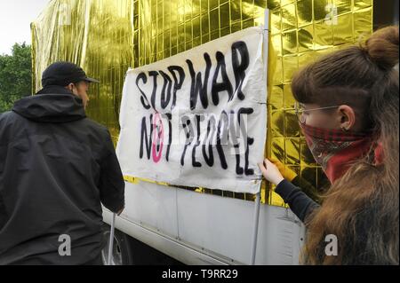 Milano, 18 maggio 2019, manifestazione di protesta da gruppi democratici e organizzazioni contro un raduno elettorale di souverainist fascista e partiti europei con la presenza di Matteo Salvini, Marine Lepen e altri di estrema destra i leader politici Foto Stock