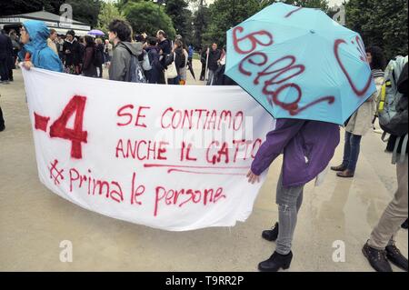 Milano, 18 maggio 2019, manifestazione di protesta da gruppi democratici e organizzazioni contro un raduno elettorale di souverainist fascista e partiti europei con la presenza di Matteo Salvini, Marine Lepen e altri di estrema destra i leader politici Foto Stock