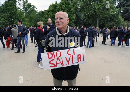 Milano, 18 maggio 2019, manifestazione di protesta da gruppi democratici e organizzazioni contro un raduno elettorale di souverainist fascista e partiti europei con la presenza di Matteo Salvini, Marine Lepen e altri di estrema destra i leader politici Foto Stock