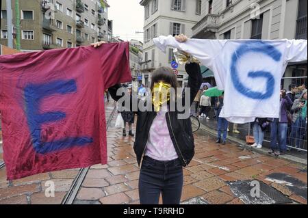 Milano, 18 maggio 2019, manifestazione di protesta da gruppi democratici e organizzazioni contro un raduno elettorale di souverainist fascista e partiti europei con la presenza di Matteo Salvini, Marine Lepen e altri di estrema destra i leader politici Foto Stock