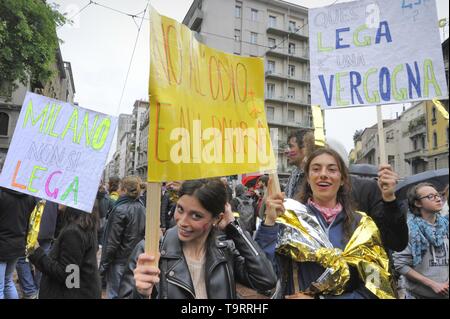 Milano, 18 maggio 2019, manifestazione di protesta da gruppi democratici e organizzazioni contro un raduno elettorale di souverainist fascista e partiti europei con la presenza di Matteo Salvini, Marine Lepen e altri di estrema destra i leader politici Foto Stock