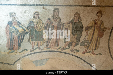 Antico romano pavimento a mosaico, spogliatoi, la landladys sulla via delle Terme, Villa Romana del Casale di Piazza Armerina, SICILIA. Foto Stock