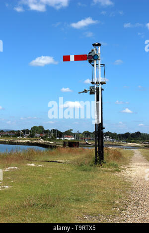 Il segnale post, vicino alla vecchia Hayling Billy linea sulla Hayling Island, Hampshire, Inghilterra Foto Stock