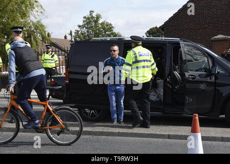 Danny Thomas, alias Danny Tommo, chi è la guardia del corpo di agitatore politico Tommy Robinson viene chiesto di passare da Merseyside polizia dopo un rally politico. La polizia mantenuta sostenitori e contro i manifestanti a prescindere ma si scontrarono con contro i dimostranti davanti a Tommy Robinson's arrivo. Credit David J Colbran Foto Stock