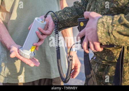 Attività radio controllo livello all'ingresso della Bielorussia zona di esclusione di Chernobyl area in Bielorussia. Foto Stock