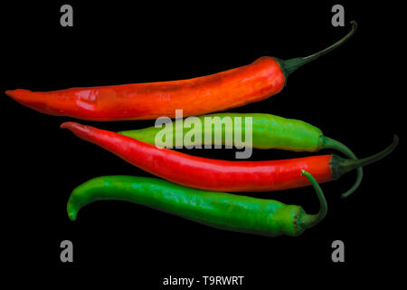 Mix di colore rosso e verde Big Chili Peppers isolati su sfondo nero con tracciato di ritaglio Foto Stock