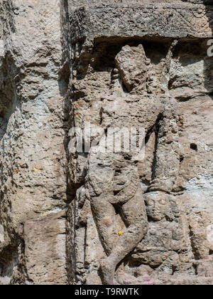 31 mar 2019 grotta di Jogeshwari scavata nella roccia, le grotte risalgono al 520 al 550 d.C. Ingresso est. Piccole figure guardiane e oltre ballano Shiva Mu Foto Stock