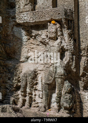 31 mar 2019 grotta di Jogeshwari scavata nella roccia, le grotte risalgono al 520 al 550 d.C., porta d'ingresso est. Piccole figure guardiane e superiori ballano Shiva Mu. Foto Stock