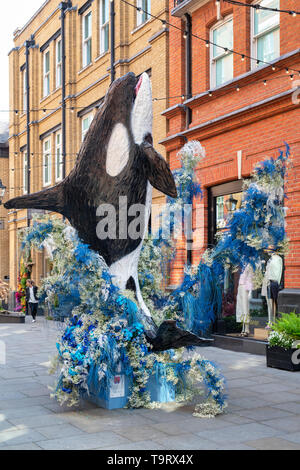 Killer Whale display floreale in Pavilion Road per il Chelsea in Fiore 2019. A Chelsea, Londra, Inghilterra Foto Stock