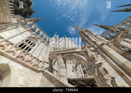 Architettura esterna particolare del Duomo di Milano - Italia Foto Stock