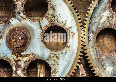 Due grandi arrugginita ruote dentate in una fabbrica abbandonata Foto Stock