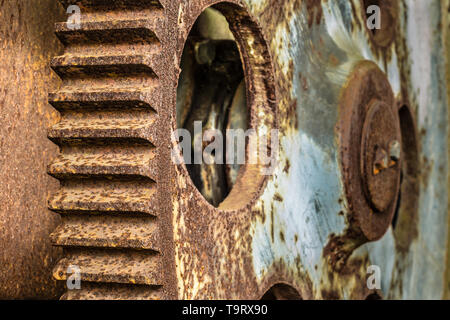 Due grandi arrugginita ruote dentate in una fabbrica abbandonata Foto Stock