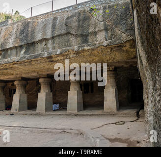 31 mar 2019 grotta di Jogeshwari scavata nella roccia, le grotte risalgono al 520 al 550 d.C. Immagine di Mumbai che mostra Verandah a pilastri sul lato meridionale. Mumbai, Maha Foto Stock