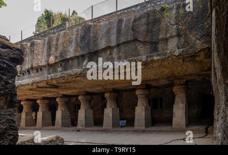 31 mar 2019 grotta di Jogeshwari scavata nella roccia, le grotte risalgono al 520 al 550 d.C. Immagine di Mumbai che mostra Verandah a pilastri sul lato meridionale. Mumbai, Maha Foto Stock