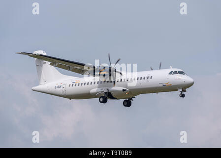 Blue Islands ATR 72 turboelica aereo di linea G-ISLN atterrando all'aeroporto di Londra Southend, Essex, Regno Unito, che serve la rotta Guernsey Foto Stock