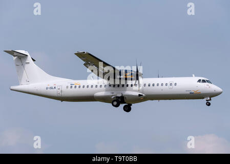 Blue Islands ATR 72 turboelica aereo di linea G-ISLN atterrando all'aeroporto di Londra Southend, Essex, Regno Unito, che serve la rotta Guernsey Foto Stock