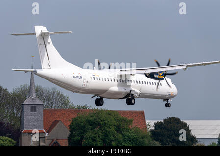 Blue Islands ATR 72 turboelica aereo di linea G-ISLN atterrando all'aeroporto di Londra Southend, Essex, Regno Unito, che serve la rotta Guernsey Foto Stock