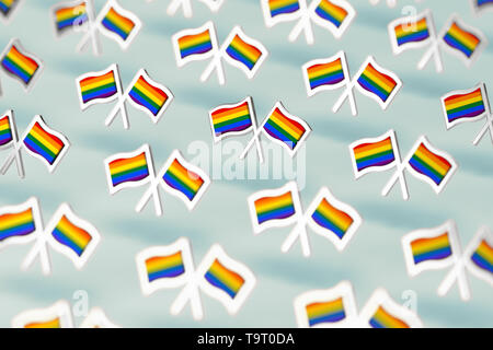 Shallow DOF focus su Rainbow flag LGBTQ pattern. Gay Pride mese concetto di simbolo. Isolato di color pastello su sfondo verde. Il rendering 3D Foto Stock
