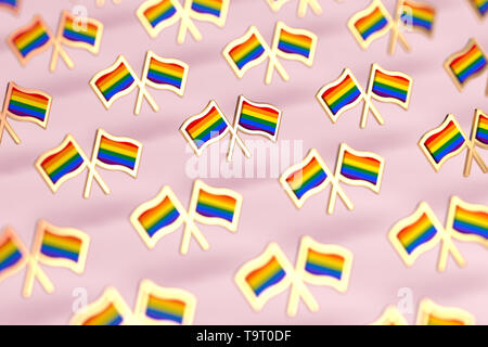 Shallow DOF focus su Rainbow flag LGBTQ pattern. Gay Pride mese concetto di simbolo. Isolato su rosa pastello sfondo. Il rendering 3D Foto Stock