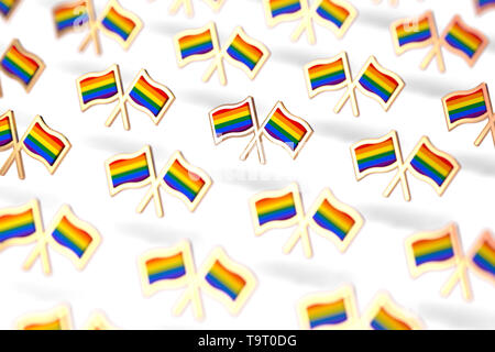 Shallow DOF focus su Rainbow LGBTQ gruppo bandiere. Gay Pride mese concetto di simbolo. Isolato su sfondo bianco. Il rendering 3D Foto Stock