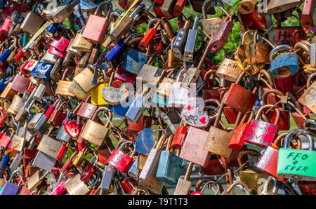 Cari castelli in Makartsteg circa il fiume Salzach, Salisburgo, Salisburgo, Austria, Europa Liebesschlösser am Makartsteg über der Salzach, Land Salzburg, Foto Stock