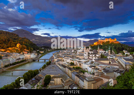 Salisburgo, guardare la Città Vecchia e la fortezza di sale elevato nel castello la sera, Austria, Europa, Blick auf die Altstadt und die Festung Hohensalzburg Foto Stock