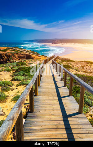 Praia da Bordeira e passerelle facente parte del sentiero delle maree o Pontal da Carrapateira a piedi in Portogallo. Una vista fantastica della Praia da Bordeira Foto Stock