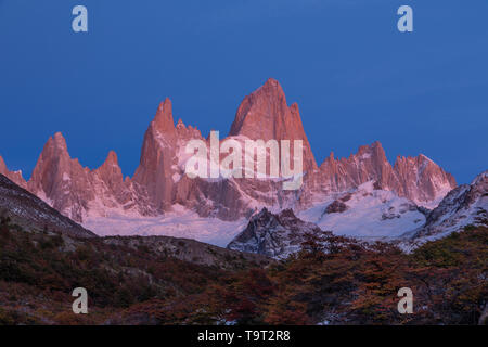 Il Fitz Roy massiccio in pastello, pre-mattina all'alba al crepuscolo. Parco nazionale Los Glaciares vicino a El Chalten, Argentina. Un sito Patrimonio Mondiale dell'UNESCO in th Foto Stock