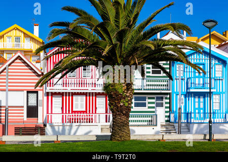 Strada con case colorate in Costa Nova, Aveiro, Portogallo. Strada con case a strisce, Costa Nova, Aveiro, Portogallo. Facciate di case colorate in C Foto Stock