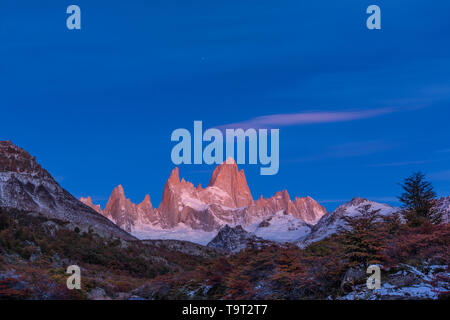 Il Fitz Roy massiccio in pastello, pre-mattina all'alba al crepuscolo. Parco nazionale Los Glaciares vicino a El Chalten, Argentina. Un sito Patrimonio Mondiale dell'UNESCO in Foto Stock