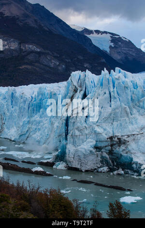 Il frastagliato fronte del ghiacciaio Perito Moreno e Lago Argentino nel parco nazionale Los Glaciares vicino a El Calafate, in Argentina. Un sito Patrimonio Mondiale dell'UNESCO Foto Stock