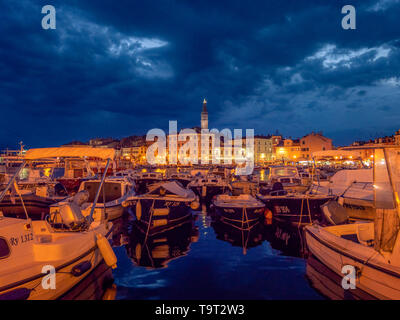 Guarda il porto di Rovigno di notte, Istrien, Croazia, Europa, Blick auf den Hafen von Rovinj bei Nacht, Kroatien, Europa Foto Stock