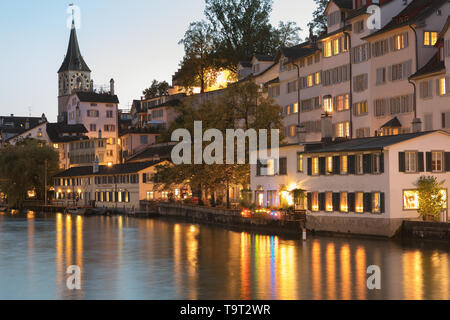 Zurigo, Svizzera - 3 Ottobre 2016: edifici della parte storica della città di Zurigo lungo la Limmat all'imbrunire. Una lunga esposizione foto ta Foto Stock