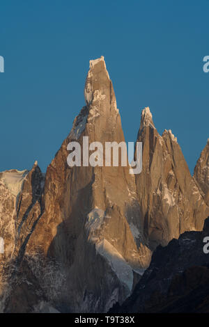 Cerro Torre con il suo cappuccio permanente di neve e di ghiaccio. A destra sono Cerro Egger e Punta Herron. Parco nazionale Los Glaciares vicino a El Chalten, Arge Foto Stock