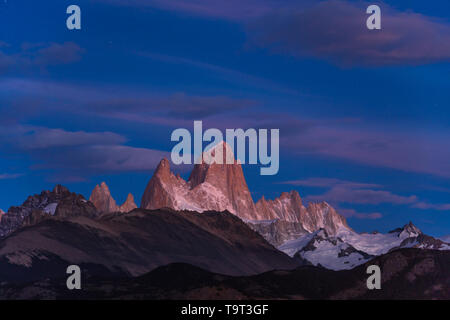 Stelle sul Monte Fitz Roy in pre-alba al crepuscolo. Parco nazionale Los Glaciares vicino a El Chalten, Argentina. Un sito Patrimonio Mondiale dell'UNESCO. Foto Stock