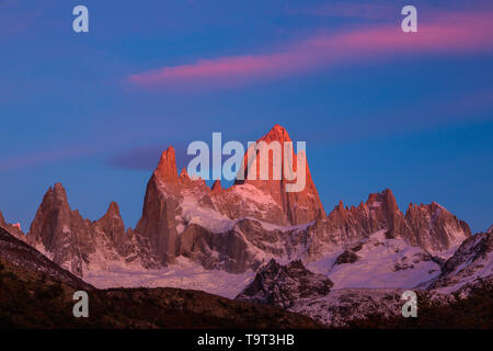 Il Fitz Roy massiccio in pastello, pre-mattina all'alba al crepuscolo. Parco nazionale Los Glaciares vicino a El Chalten, Argentina. Un sito Patrimonio Mondiale dell'UNESCO in th Foto Stock