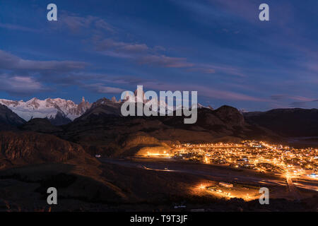 Stelle sul Monte Fitz Roy e Cerro Torre al chiaro di luna. Parco nazionale Los Glaciares vicino a El Chalten, Argentina. Un sito Patrimonio Mondiale dell'UNESCO. La t Foto Stock