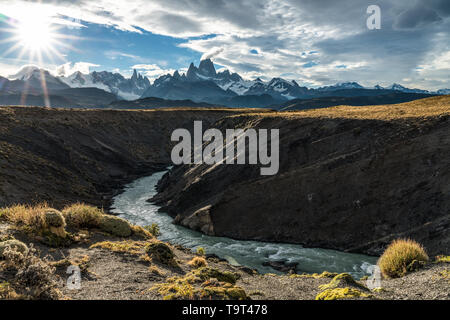 Il Fitz Roy massiccio al tramonto, visto oltre il canyon del Rio de las Vueltas nel parco nazionale Los Glaciares vicino a El Chalten, Argentina. Un'UNESCO W Foto Stock