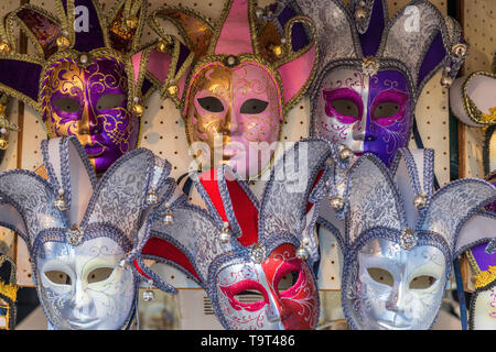 Gruppo di Vintage carnevale veneziano maschere. Maschere veneziane nel display del negozio a Venezia. Annuale di carnevale a Venezia è tra i più famosi in Europa. Il suo Foto Stock